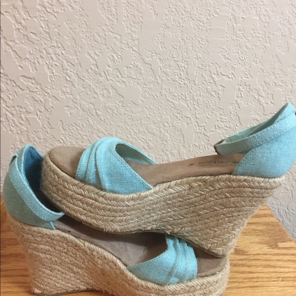 NWOT BearPaw women’s Tiffany Blue Sandals. - Picture 4 of 8